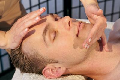 Mann bei der Behandlung