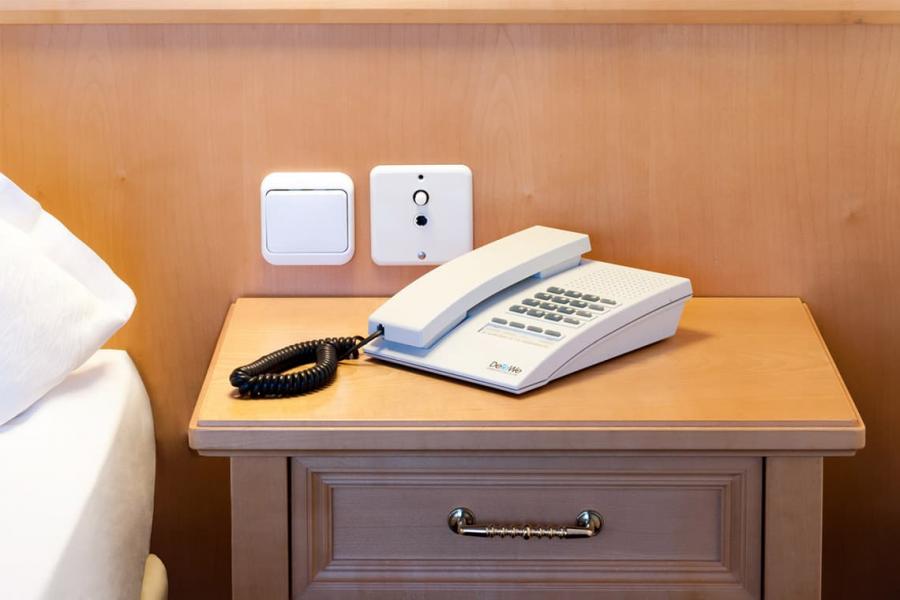 Zimmertelefon auf dem Nachttisch