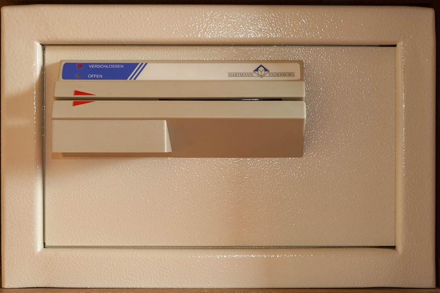 Zimmersafe mit Code-Schlüssel