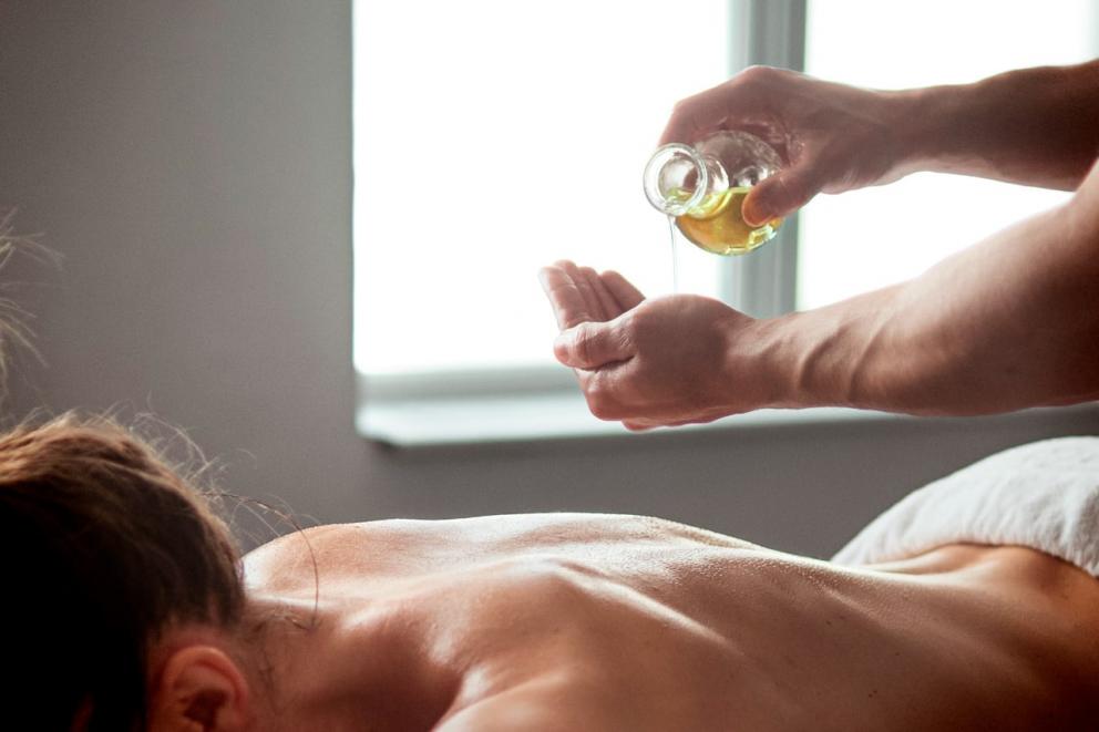 Öl und Kräutermassage